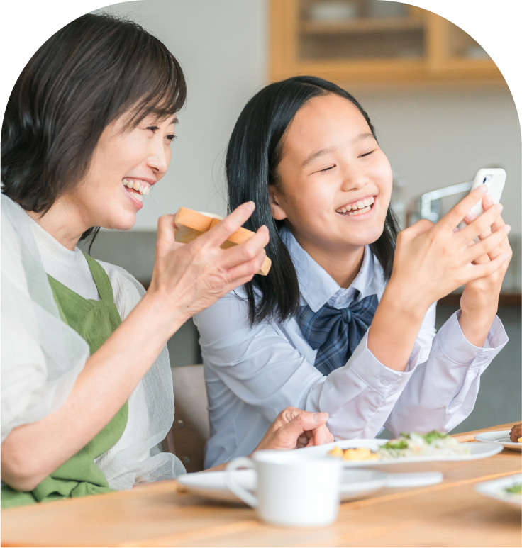 スマホを見る親子